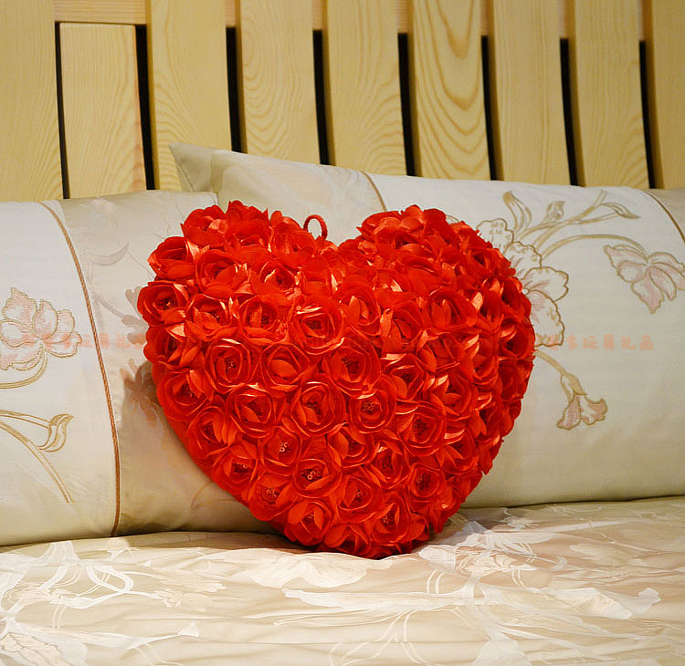 婚庆压床 LOVE爱心靠垫靠枕浪漫玫瑰花心形创意抱枕