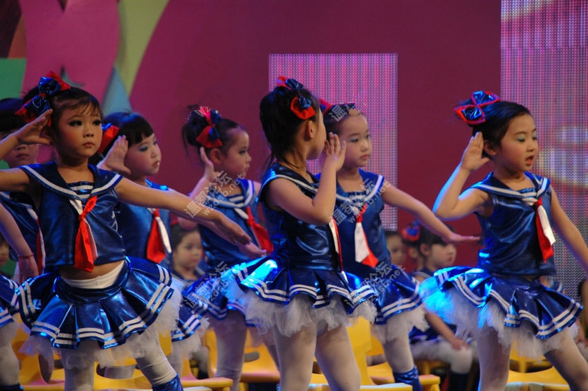 六一儿童女童集体表演出服海军蓝舞蹈拉丁蓬蓬裙影楼摄影写真服