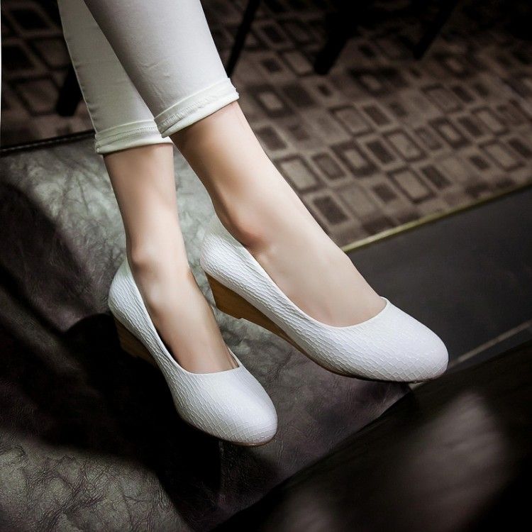 白色护士鞋坡跟牛筋底工作鞋舒适美容师鞋妈妈鞋浅口休闲单鞋春夏