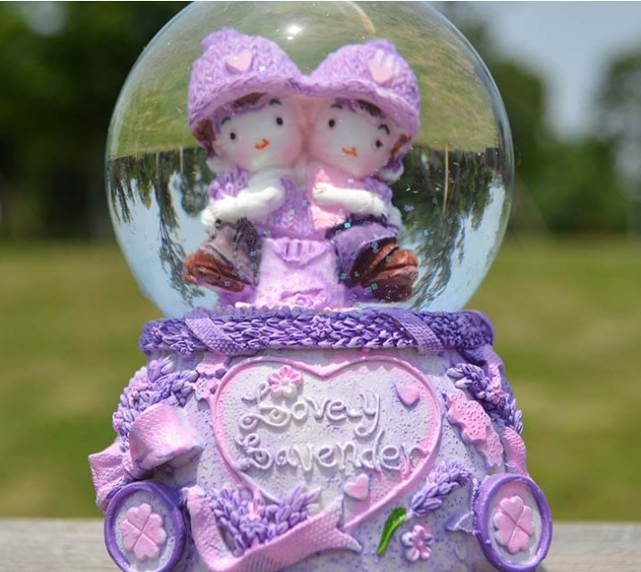 特价 热销 热恋中的男孩女孩 紫色情侣装音乐水晶球 旋转带雪花