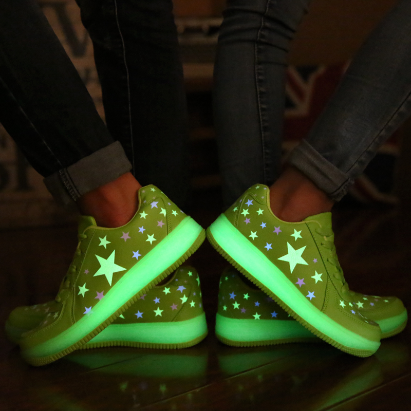 情侣板鞋2015夏季男士潮鞋夜光鞋女学生跑鞋青少年荧光运动LED鞋