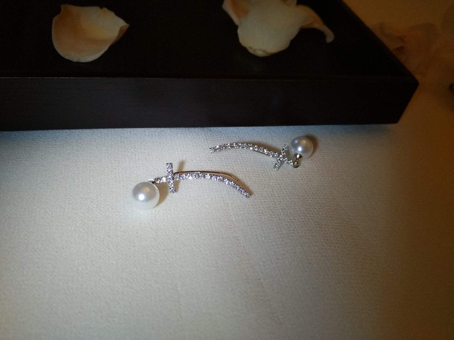 只为你制作-来点时髦的~18k金镶钻石十字架海水珍珠耳廓耳钉