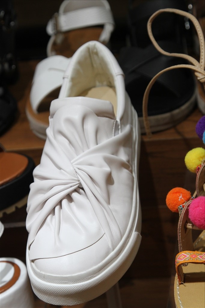 MILK。韩国代购hot 最爱的小欧美软底轻巧一脚蹬打结款小白鞋